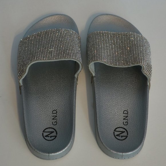 NEW GND Rhinestone Grey Silver Flip Flop Sandals 8 - Picture 1 of 8